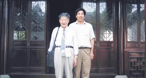 国家文物局古建筑专家组组长、中国文物学会会长罗哲文与思成古建董事长朱兴男合影