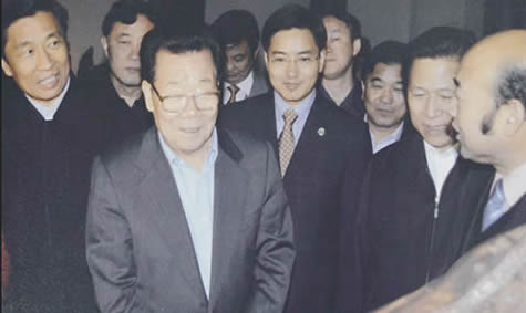 李瑞环等领导参观静思园（右二为梁保华，右三为冯瑞渡，右五为朱民，左一为李源潮）